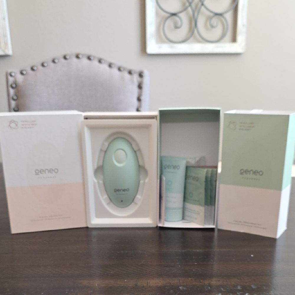 TRIpollar Geneo Skincare Device - Mint Green